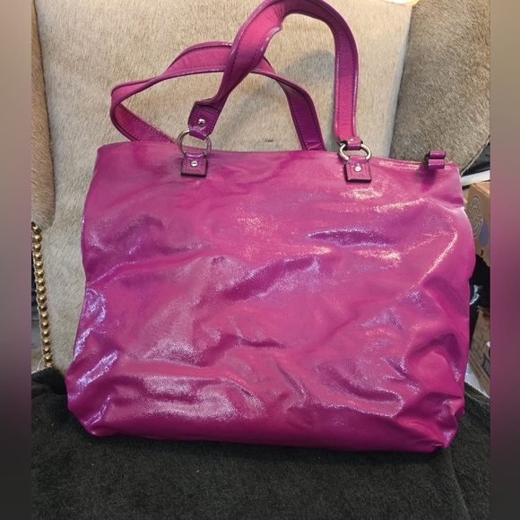 This Coach Poppy handbag in a rare raspberry purple is in like new condition! - Picture 3 of 7
